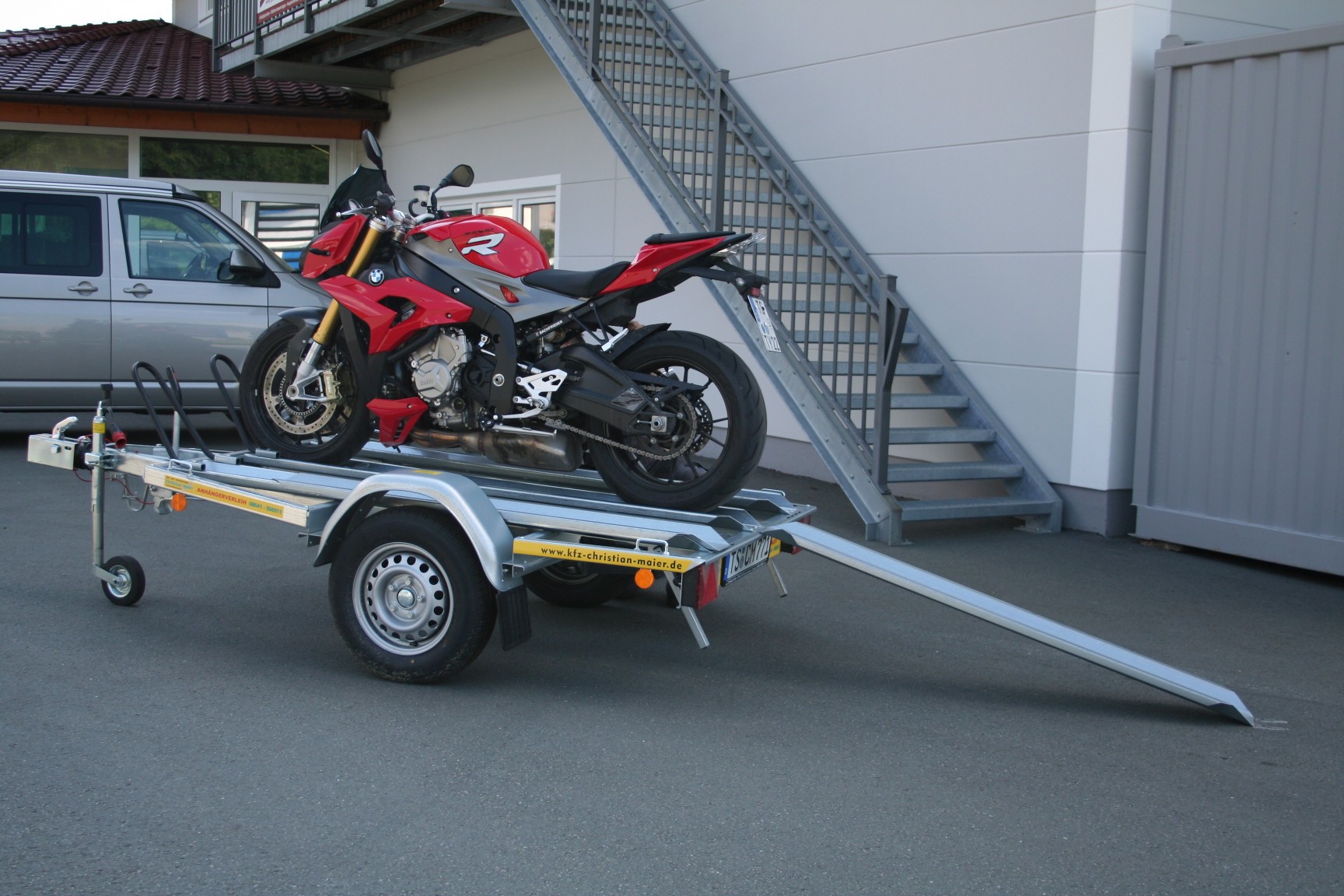 Motorrad auf Anhänger